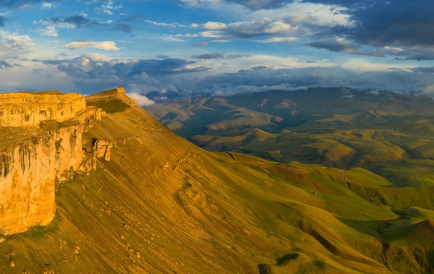 Plateau Bermamyt und Hügel bei Sonnenuntergang