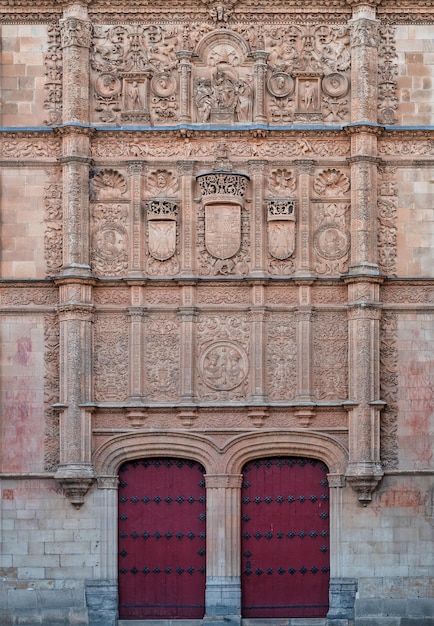 Platereske Fassade der Universität von Salamanca, Spanien: Kunstvolle Symmetrie und komplizierte Details