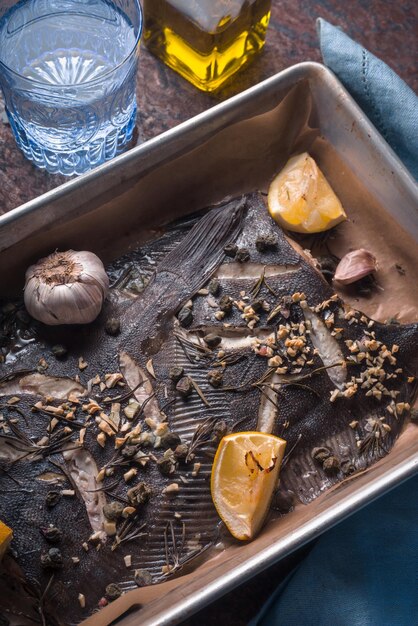 Platijas al horno con condimentos en la fuente para horno