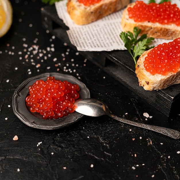 platillo con caviar rojo y bocadillos