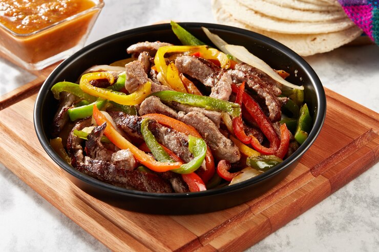 Foto platillo mexicano fajitas de res con pimientos o alambre de res