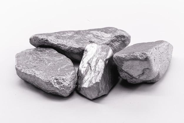 platino, piedras extraídas en bruto. metal precioso, utilizado en la industria, elemento químico