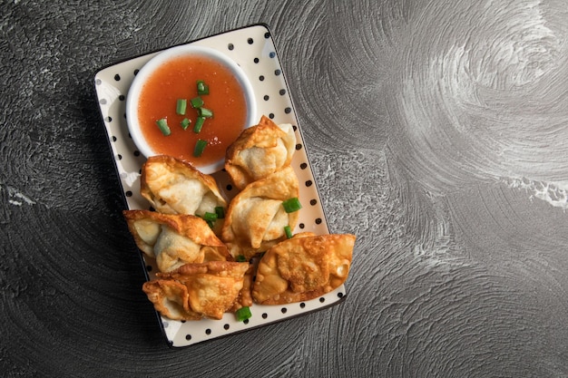 Un plato de albóndigas fritas con salsa para mojar