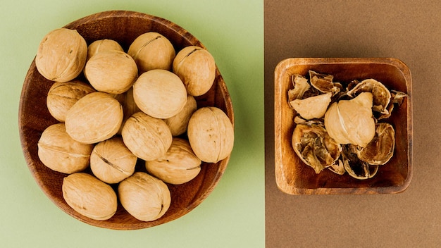 Foto plato con algunas nueces crudas y cáscara