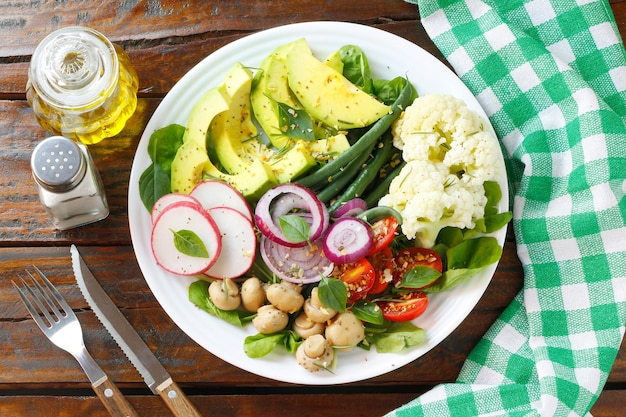 Plato de alimentación saludable de ensalada de aguacate con verduras sobre una mesa de madera rústica comida vegetariana