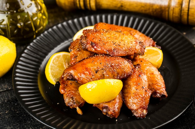 Un plato de alitas de pollo recién horneadas.