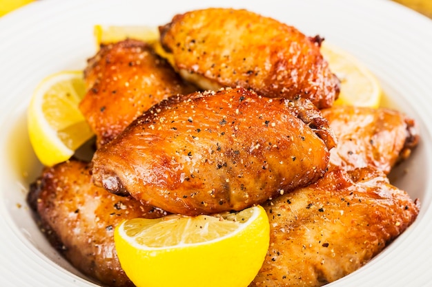 Un plato de alitas de pollo recién horneadas.