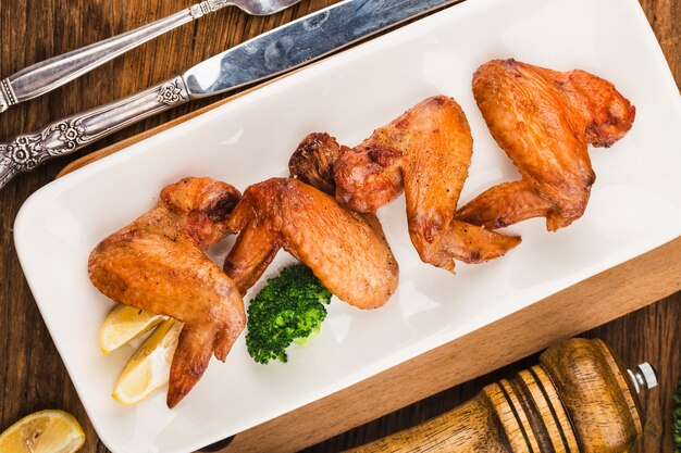 Un plato de alitas de pollo recién horneadas.