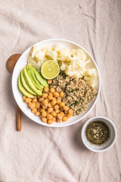 Un plato de almuerzo vegano saludable.