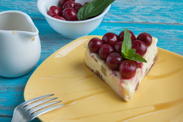 Plato amarillo con un trozo de tarta de queso