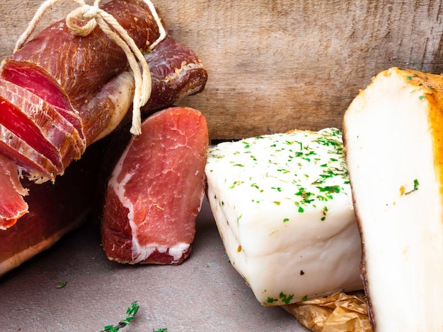 Plato de antipasti y catering con diferentes mezclas de carne