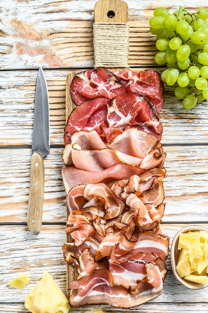 Plato de antipasto de carne con varios tipos de carne