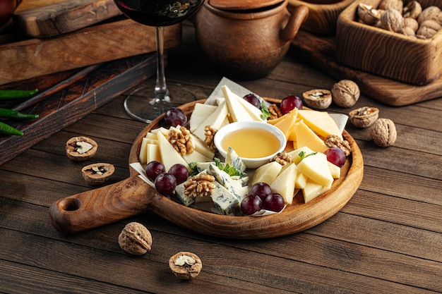 Plato de aperitivo de queso con uvas y miel