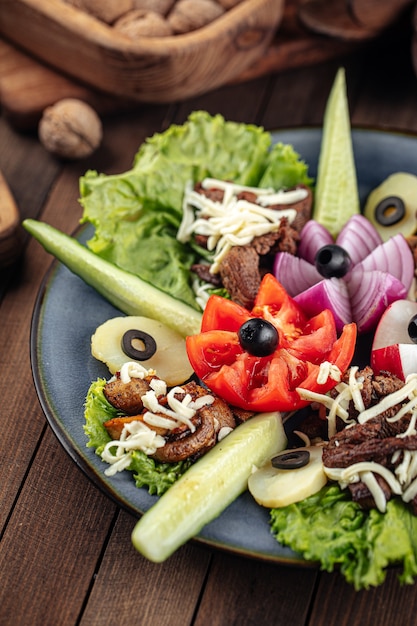 Plato de aperitivo snack caucásico con verduras