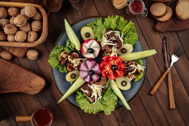 Plato de aperitivo snack caucásico con verduras