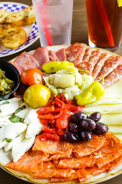 Plato de aperitivos con antipasto en restaurante italiano.