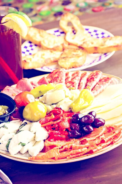 Plato de aperitivos con antipasto en restaurante italiano.