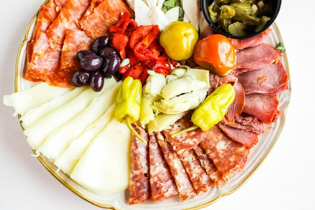 Plato de aperitivos con antipasto en restaurante italiano.