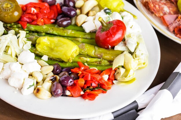 Plato de aperitivos con antipasto vegetariano en restaurante italiano.