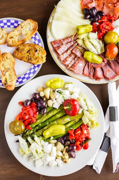 Plato de aperitivos con antipasto vegetariano en restaurante italiano.