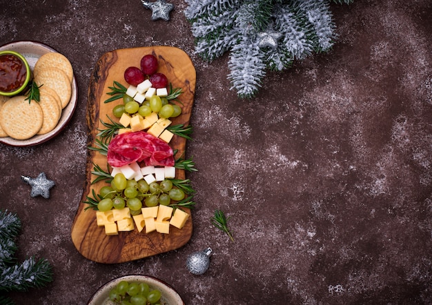 Plato de aperitivos en forma de árbol de Navidad.