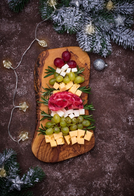 Plato de aperitivos en forma de árbol de navidad