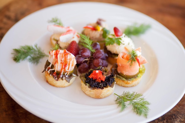 Un plato de aperitivos con una variedad de mariscos.