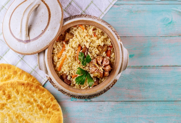 Plato árabe con arroz, carne, zanahoria y pan de pita.