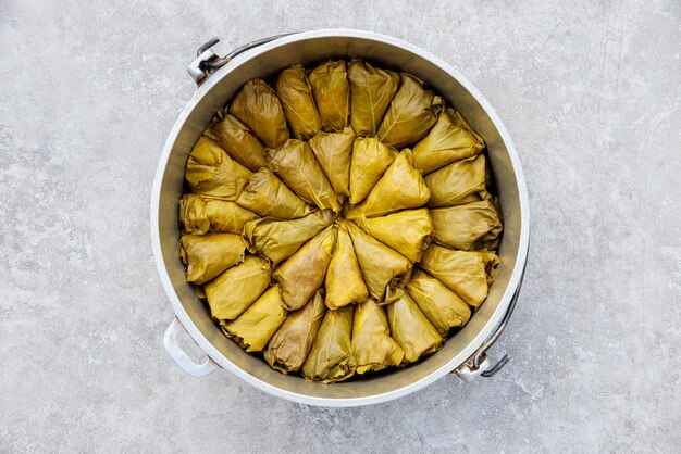 Plato árabe elaborado con arroz y hierbas rellenas dentro de hojas de parra