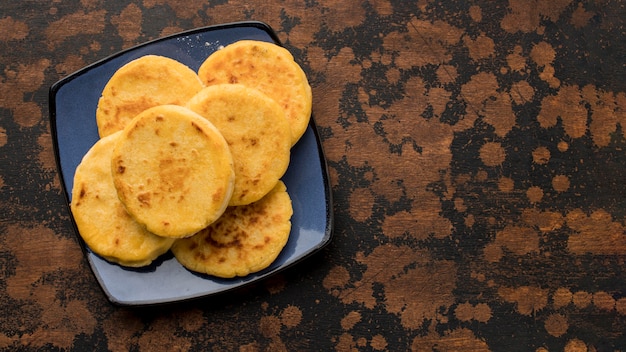 Plato de arepas de vista superior con espacio de copia