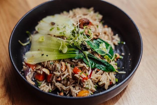 Plato de arroz asiático con verduras