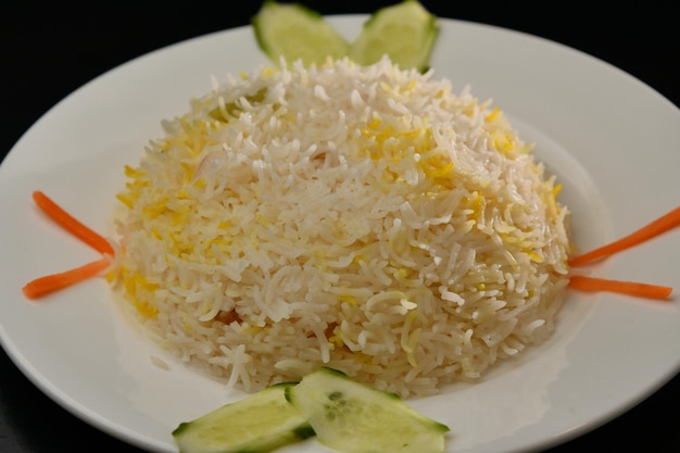 Un plato de arroz blanco con limones