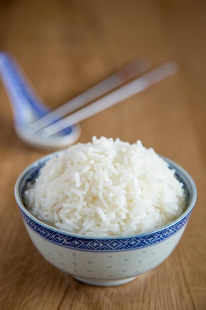 Un plato de arroz blanco