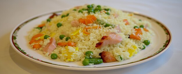 Foto un plato de arroz con carne, verduras y arroz