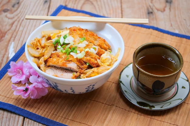 Plato de arroz con chuleta de cerdo Katsudon