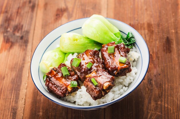 Un plato de arroz con costillas en salsa marrón