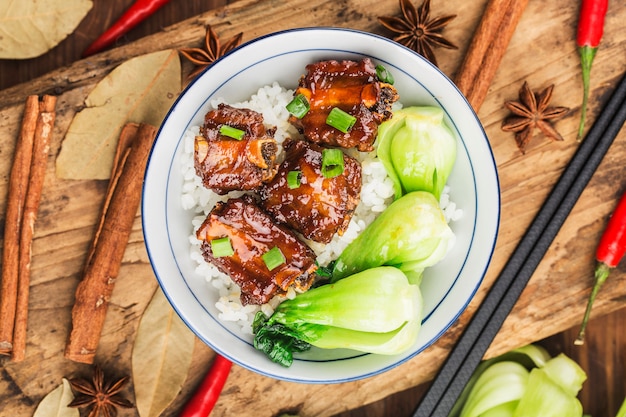 Un plato de arroz con costillas en salsa marrón