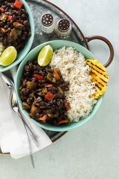 Plato de arroz cubano y frijoles negros con piña a la parrilla.