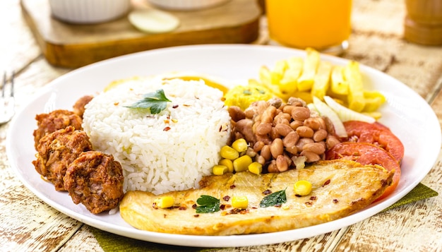 Foto plato de arroz y frijoles típicos de brasil comida sana y ligera huevo frito y ensalada almuerzo ejecutivo brasileño