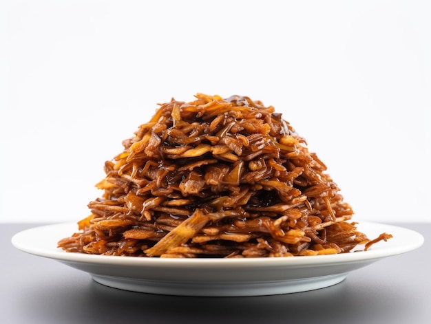 Un plato de arroz frito con un fondo blanco.