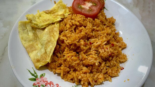 un plato de arroz frito tradicional y huevo en la parte superior