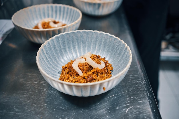 Un plato de arroz con gambas