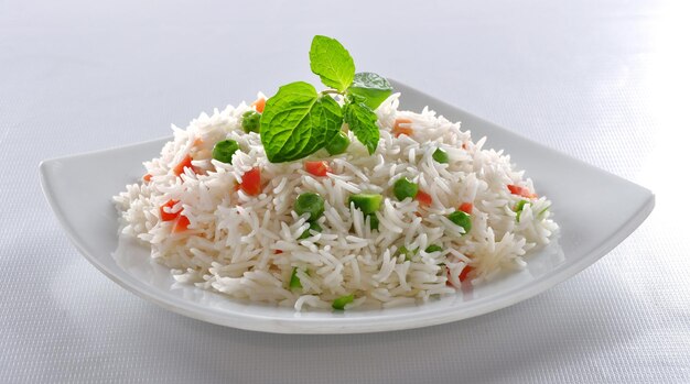 Foto un plato de arroz con una hoja verde y pimienta roja