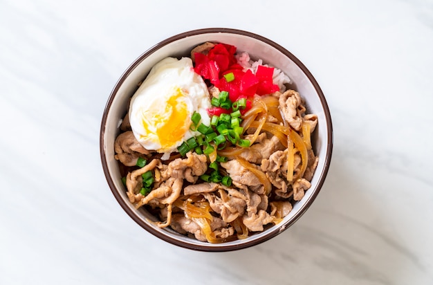 Plato de arroz con huevo de cerdo (Donburi) - comida japonesa