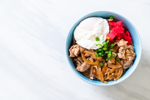 Plato de arroz con huevo de cerdo (Donburi) - comida japonesa