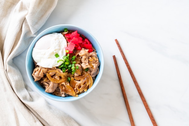 Plato de arroz con huevo de cerdo (Donburi) - comida japonesa