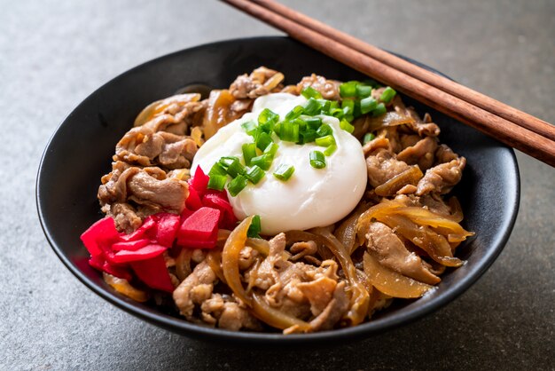 Plato de arroz con huevo de cerdo (Donburi) - comida japonesa