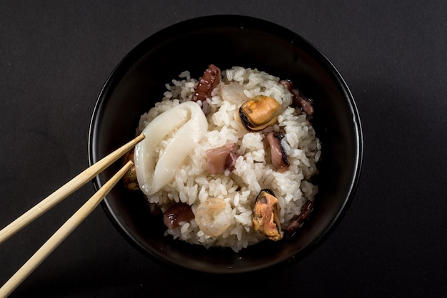 Plato de arroz con mariscos en negro