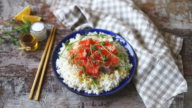 Plato con arroz, salmón y micro greens.