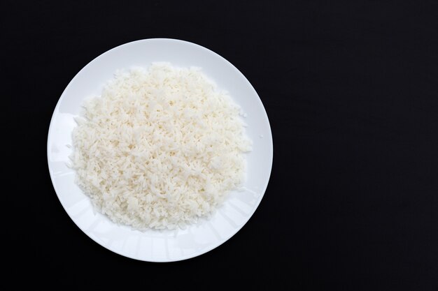 Plato de arroz sobre fondo oscuro.